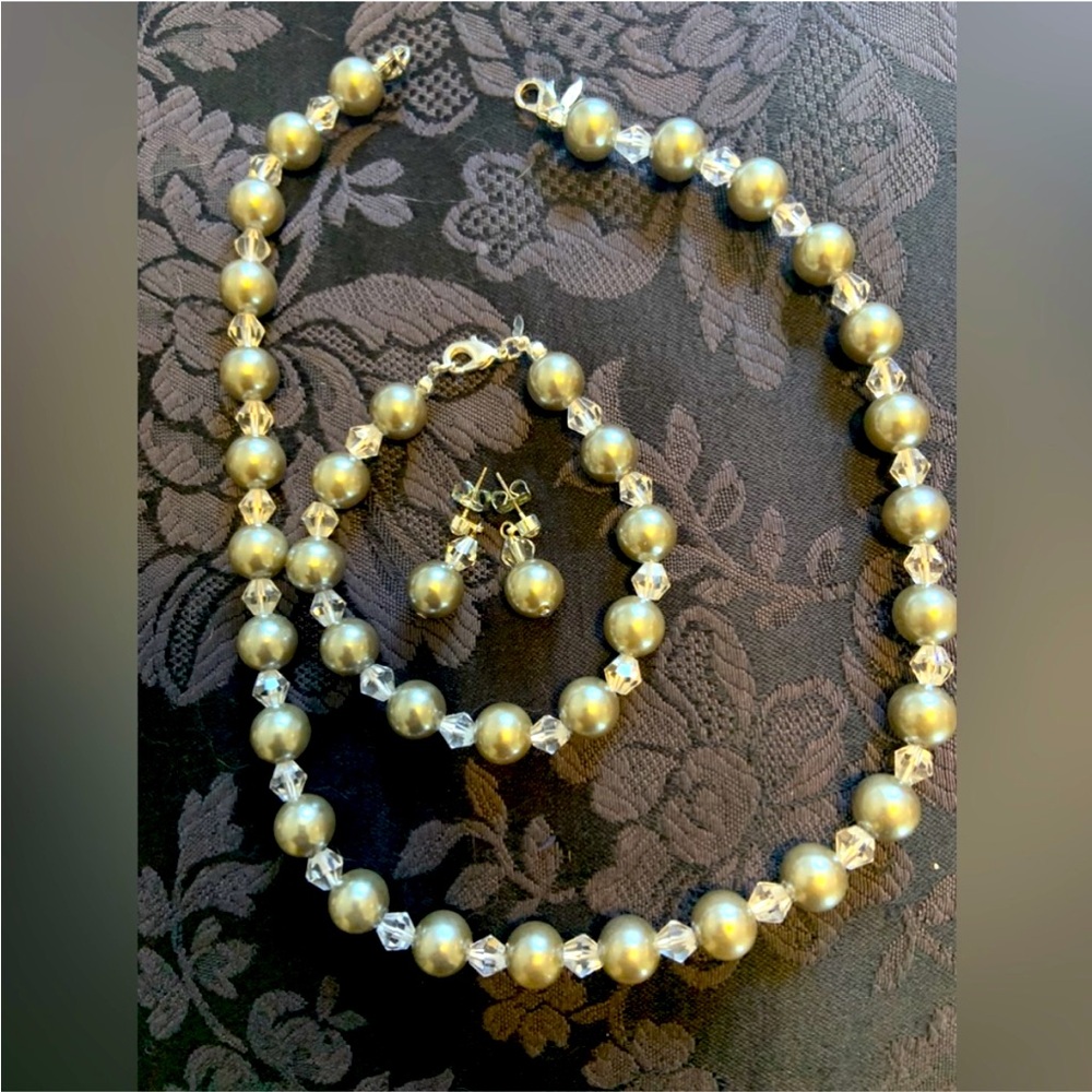 Like new 3 piece vintage faux pearl set
